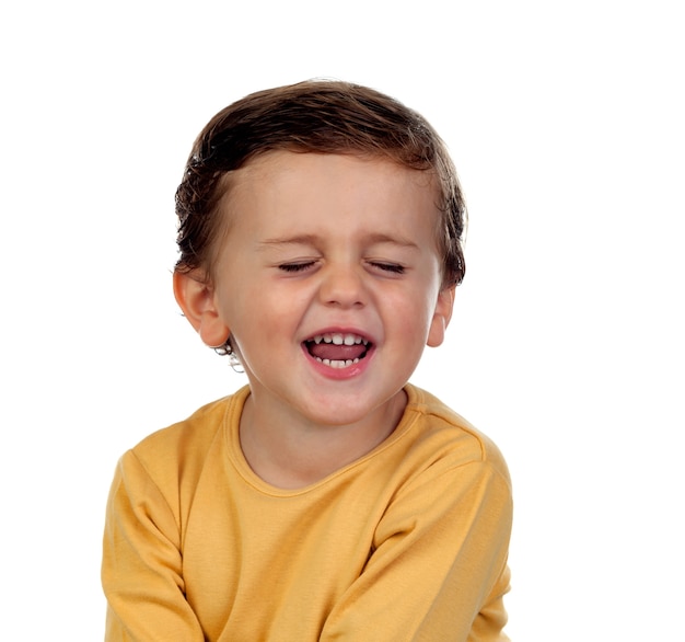 Adorable niño pequeño de dos años con camiseta amarilla