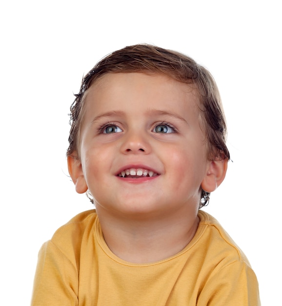 Adorable niño pequeño de dos años con camiseta amarilla