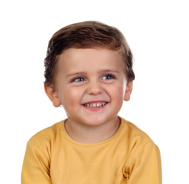 Adorable niño pequeño de dos años con camiseta amarilla