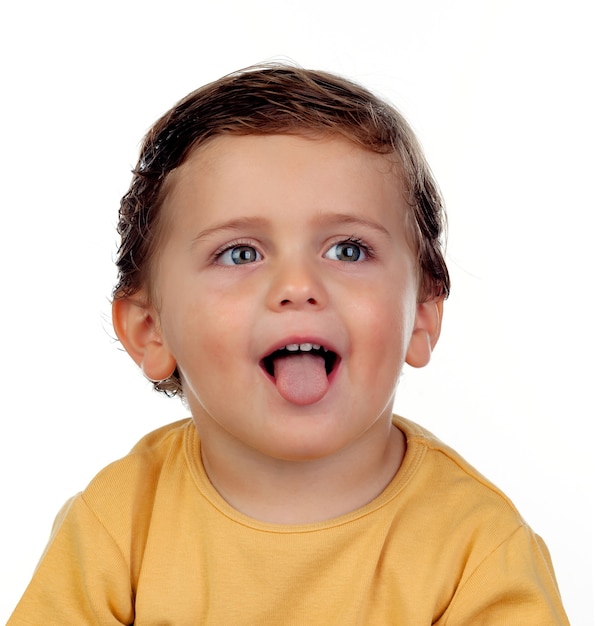 Adorable niño pequeño mostrando su lengua