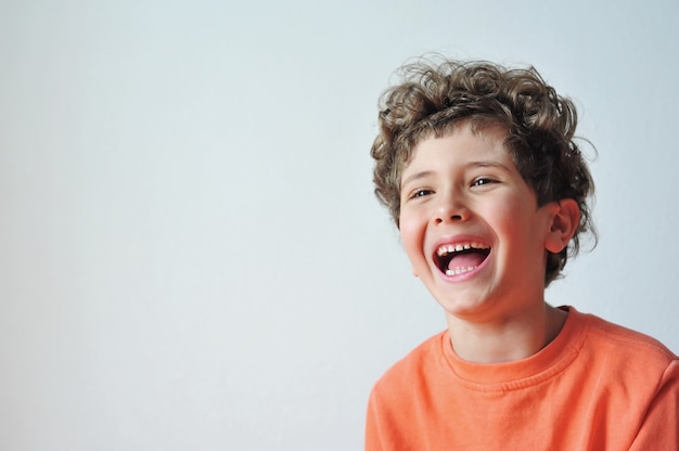 Adorable niño riendo alegremente