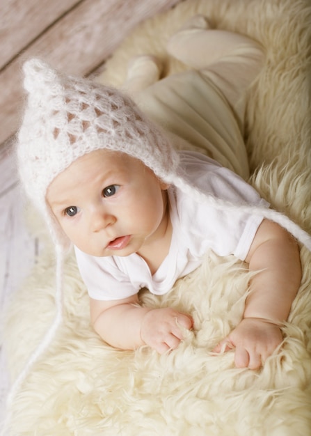 Adorable niño con sombrero blanco
