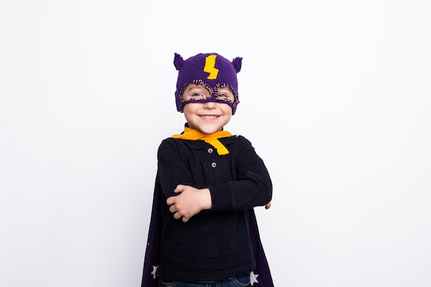 Foto adorable niño con sombrero de superhéroe de punto