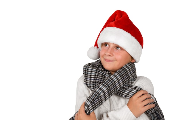 Adorable niño sonriente con sombrero rojo de Navidad