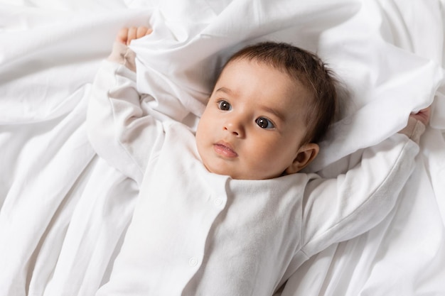 adorable niño tendido en una manta tarjeta banner salud