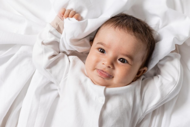 adorable niño tendido en una manta tarjeta banner salud