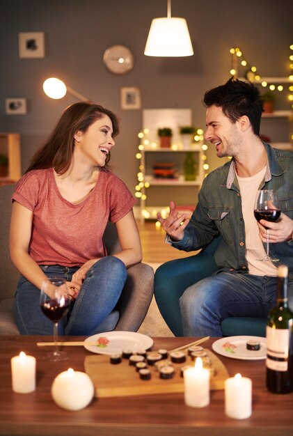 Adorable pareja comiendo en casa