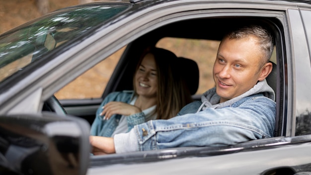 Adorable pareja disfrutando juntos de viaje por carretera