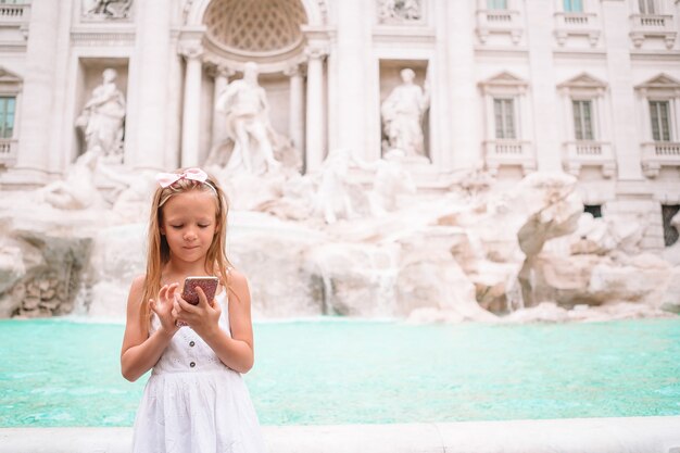 Adorable pequeña fuente de Trevi, Roma, Italia,