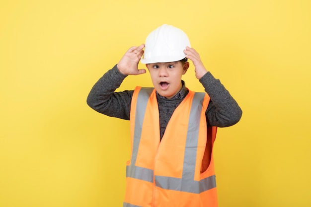 adorable trabajador de la construcción en chaleco de seguridad con casco.