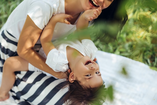 Adorable vista superior retrato de feliz sonriente hijita linda diviértete con la madre al aire libre en el parque Buena relación de madre e hijo Feliz Día de la Madre Concepto de infancia feliz