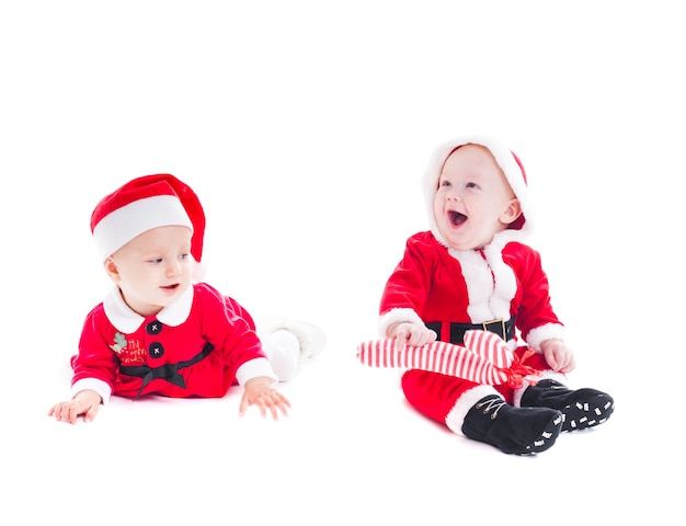 Adorables bebés de Santa - niño y niña aislado en blanco