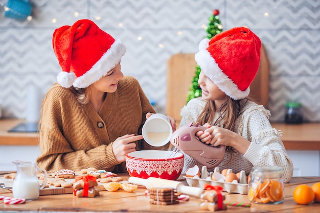 Adorables chicas cocinando galletas de Navidad juntas