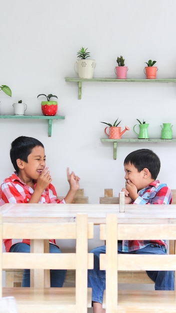 Adorables dos niños riéndose el uno al otro Familia feliz Niños jugando tiempo