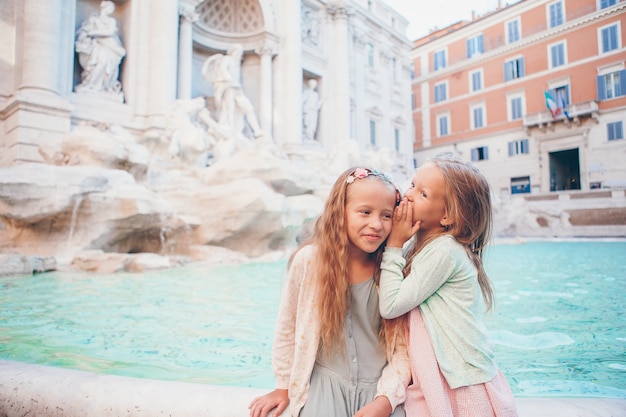 Adorables niñas cerca de la Fuente de Trevi en Roma.