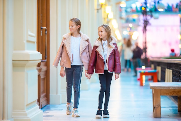 Adorables niñas de compras en el centro comercial