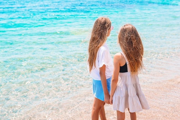 Adorables niñas divirtiéndose en la playa