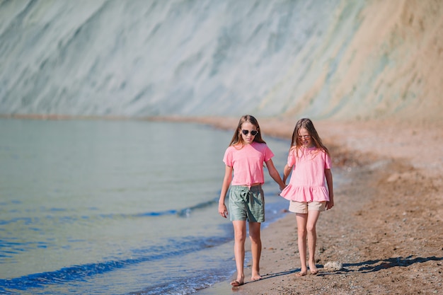 Adorables niñas divirtiéndose en la playa