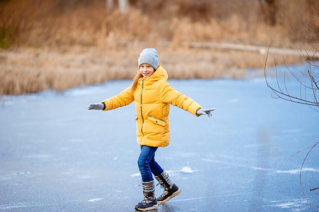 Adorables niñas patinando en la pista de hielo