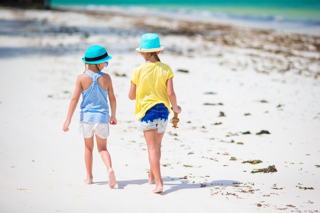 Adorables niñas en vacaciones de verano en la playa