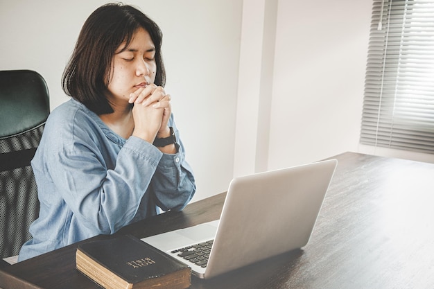 Adoração de casa, igreja ao vivo online no domingo, quarentena para situação de covid 19