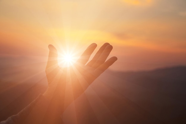 Adoração de mulher no pôr do sol