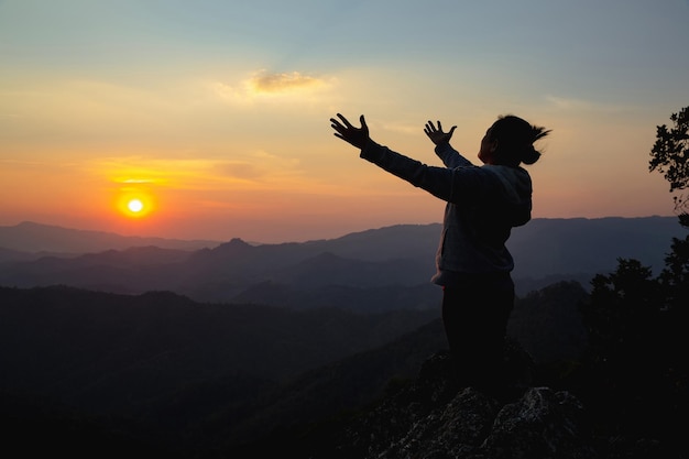 Adoração de mulher no pôr do sol