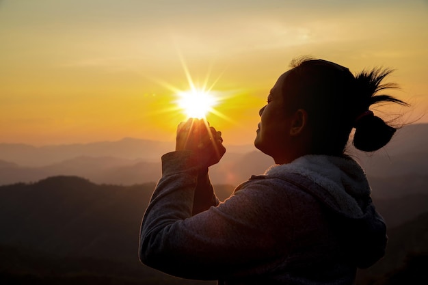 Adoração de mulher no pôr do sol