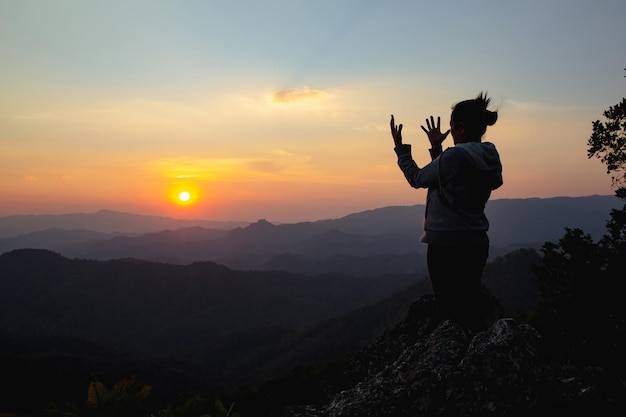 Adoração de mulher no pôr do sol