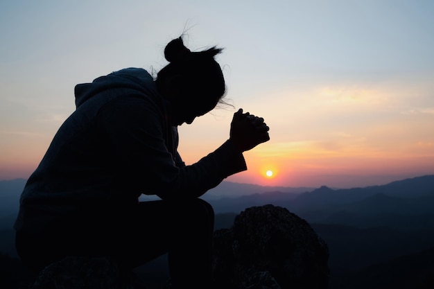 Adoração de mulher no pôr do sol