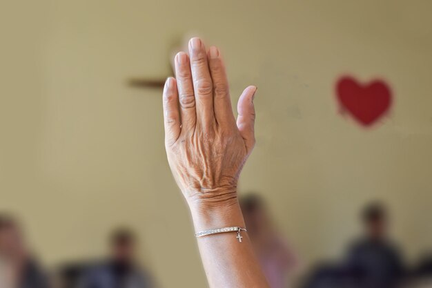 Adoración cristiana con la mano levantada o oración en la iglesia