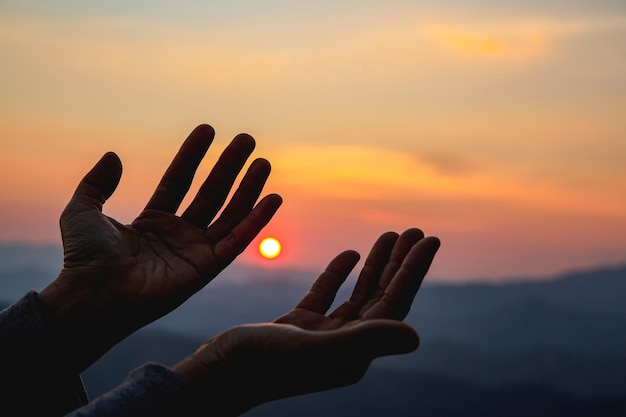 Adoración de la mujer al atardecer