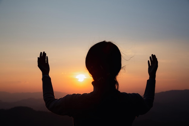 Adoración de la mujer al atardecer