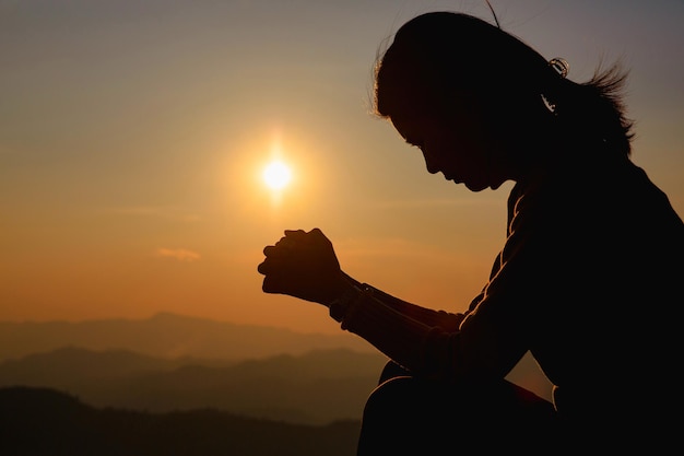 Adoración de la mujer al atardecer