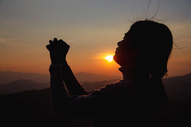 Adoración de la mujer al atardecer