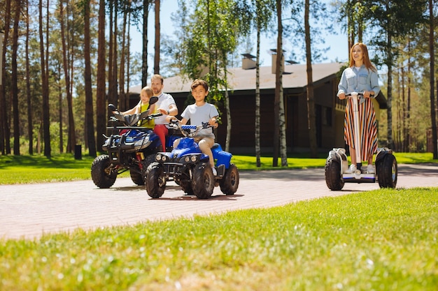 Adoramos velocidade. inspirou crianças fofas a passarem tempo com os pais e a conduzir atvs