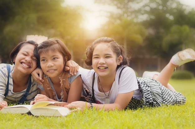 adoráveis ​​adolescentes de Ásia, meninas posando, lendo o livro juntamente com feliz.