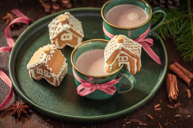 Adoráveis casinhas de gengibre servidas com chocolate quente para o Natal