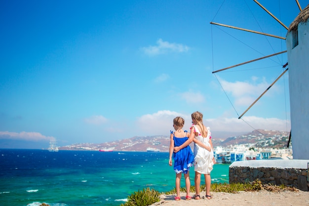 Adoráveis meninas com vista deslumbrante sobre little venice a área turística mais popular na ilha de mykonos