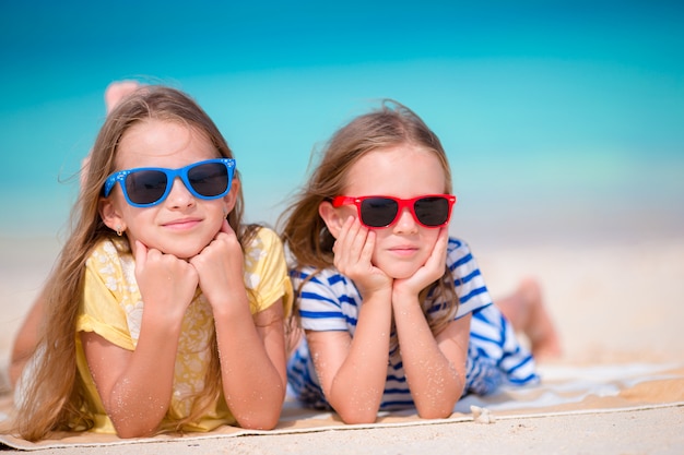 Adoráveis meninas durante as férias de verão