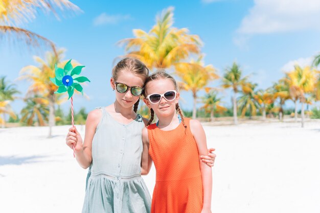 Adoráveis meninas durante as férias tropicais de verão