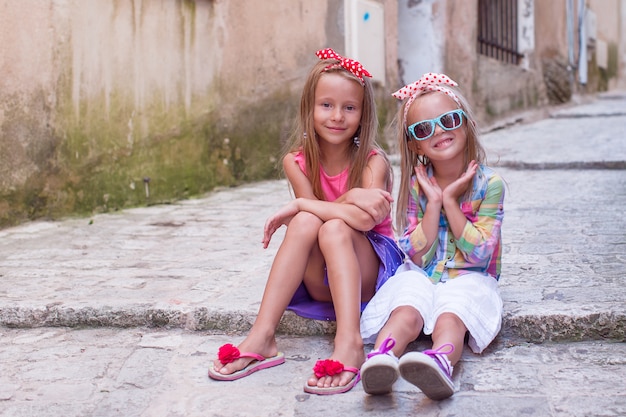 Adoráveis meninas felizes ao ar livre na cidade europeia