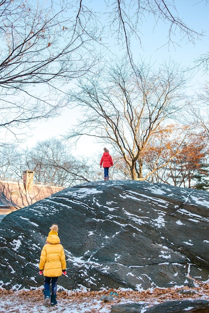 Adoráveis meninas se divertem no Central Park em Nova York