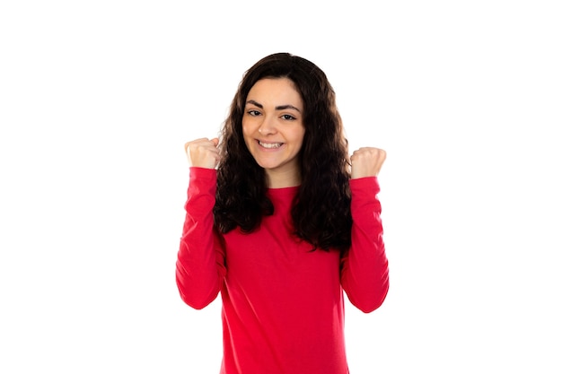 Adorável adolescente com suéter vermelho isolado em uma parede branca