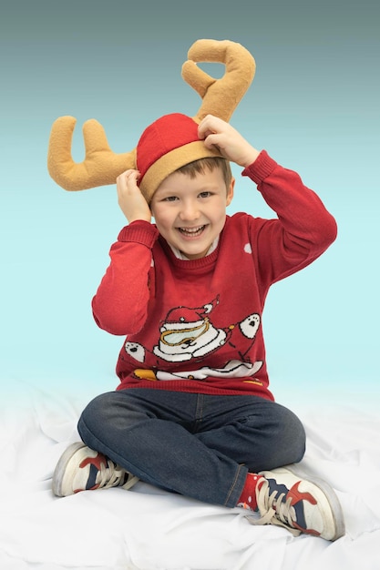 adorável adorável criança feliz com roupas de natal, copie o espaço