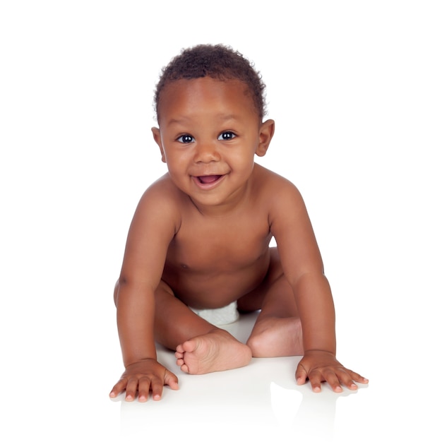 Adorável bebê africano na fralda sentada no chão