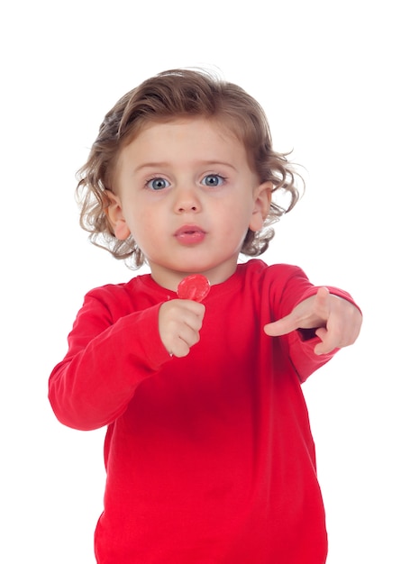 Adorável bebê com camisa vermelha, apontando com o dedo