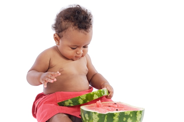 Adorável bebê comendo melancia sobre fundo branco