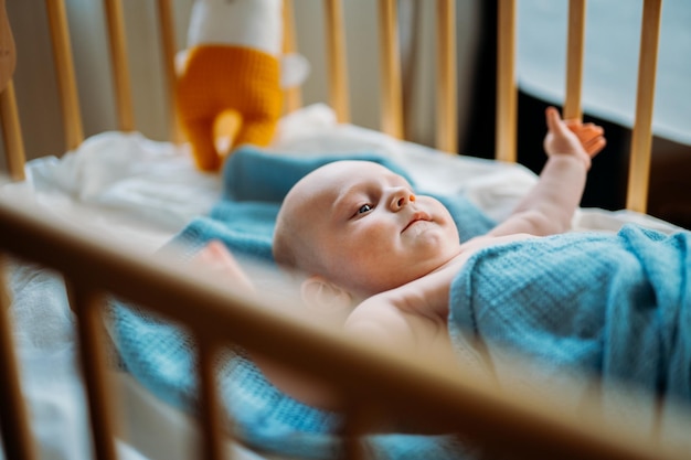 Adorável bebê menino com olhos azuis Copie o espaço