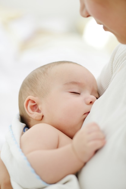 Adorável bebe nos braços da mãe